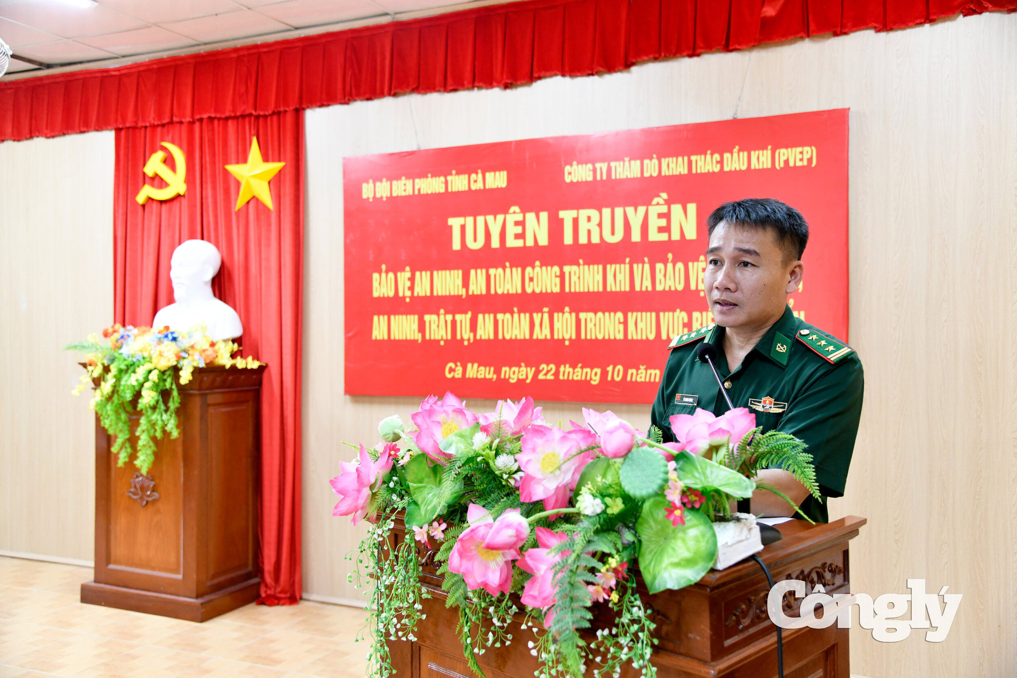 Thượng tá Võ Minh Đương – Phó Chủ nhiệm Chính trị, Ban Chỉ huy BĐBP tỉnh Cà Mau giới thiệu các nội dung về chống khai thác hải sản bất hợp pháp không báo cáo và không theo quy định (IUU) cho ngư dân xã Sông Đốc