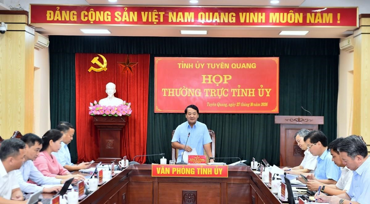 Đồng chí Bí thư Tỉnh ủy Tuyên Quang Hầu A Lềnh chủ trì phiên họp.