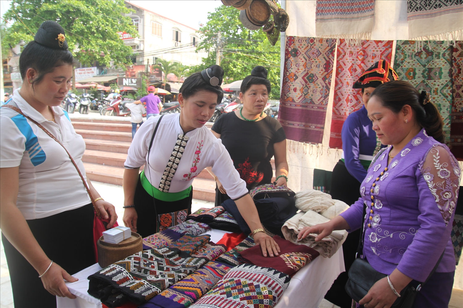 Du khách tham quan, trải nghiệm gian hàng đặc sản địa phương