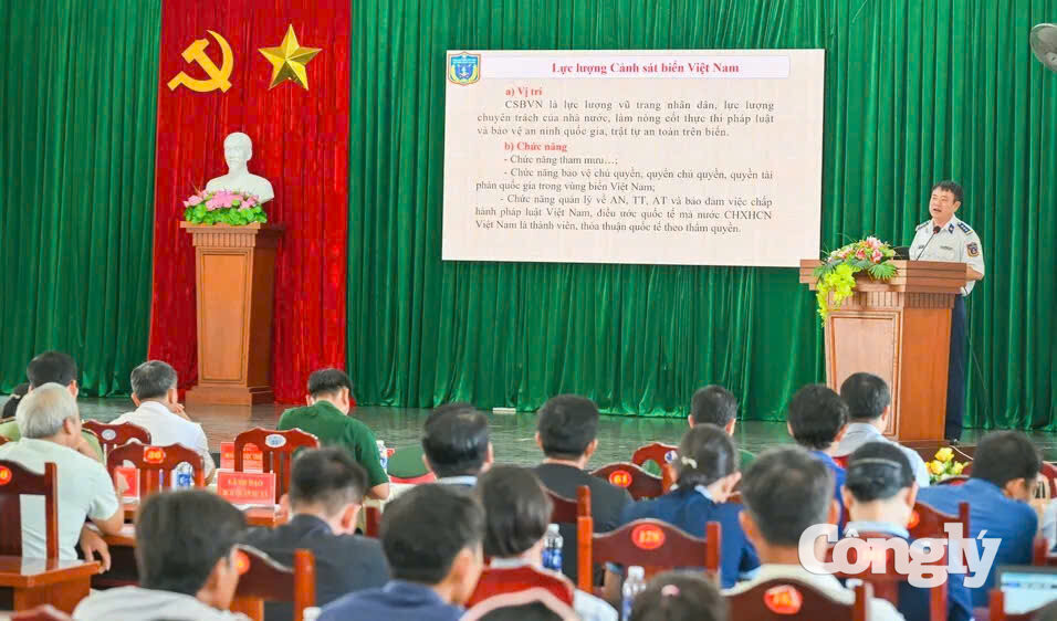 Đại tá Đỗ Xuân Đoài, Phó Chính ủy BTL Vùng Cảnh sát biển 3, phát biểu tại chương trình.