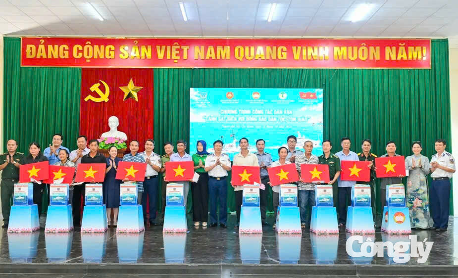Trao tặng cờ Tổ quốc cho bà con ngư dân.
