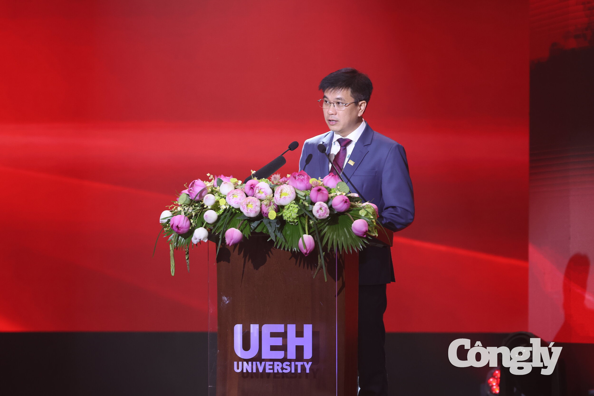 PGS TS Bùi Quang Hùng - Bí thư Đảng ủy, Giám đốc UEH phát biểu tại buổi lễ.