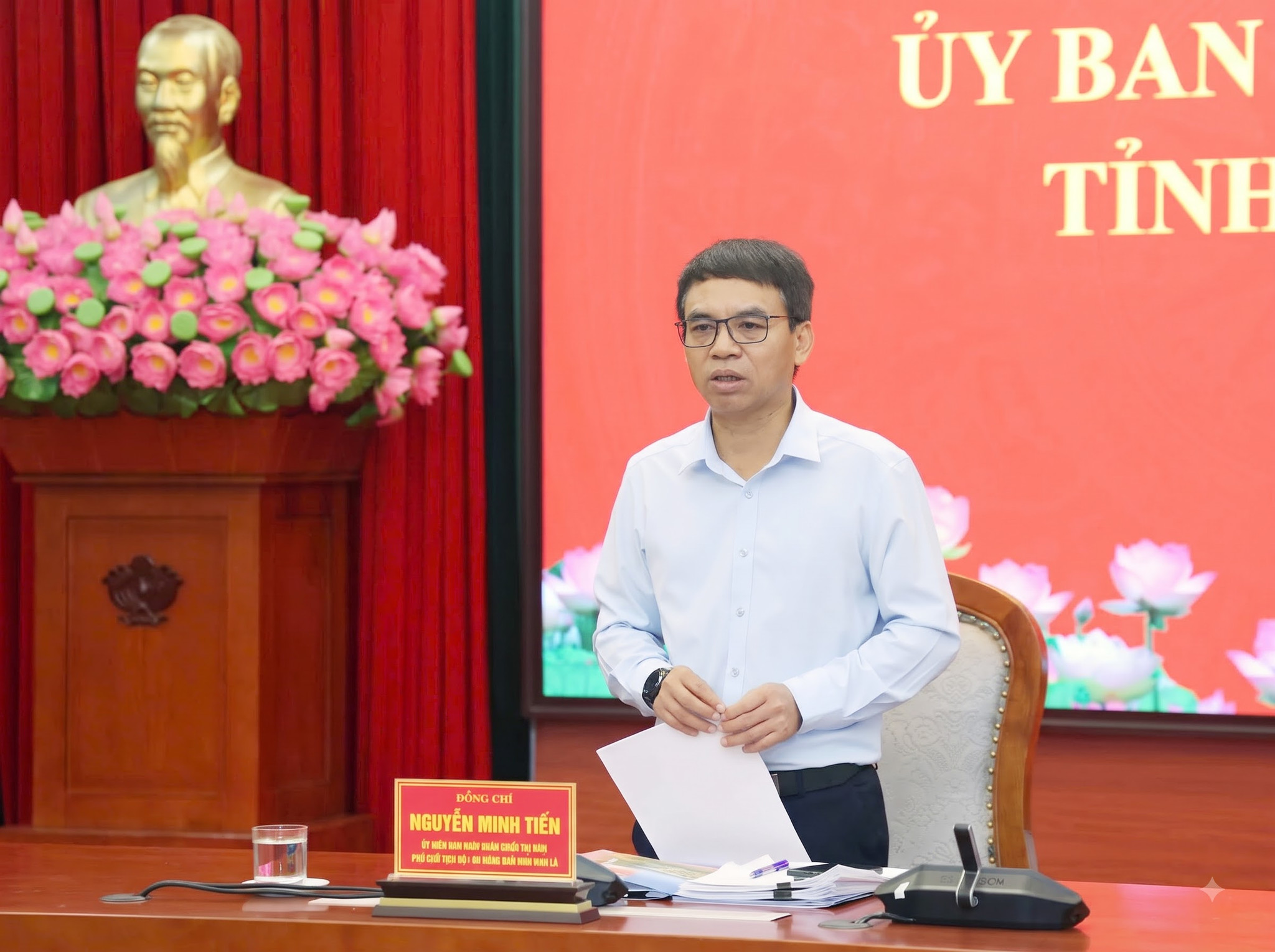Đồng chí Nguyễn Minh Tiến, Phó Chủ tịch UBND tỉnh Sơn La phát biểu tại cuộc họp