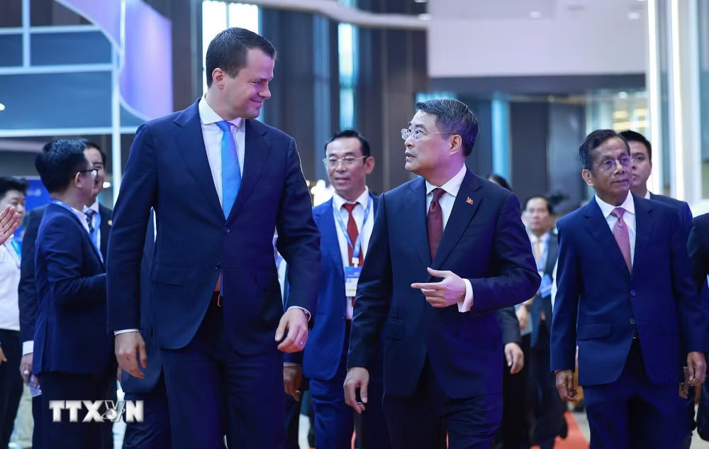 Thủ tướng Lê Minh Hưng và Giám đốc điều hành Diễn đàn Kinh tế Thế giới (WEF) Stephan Mergenthaler tham dự Diễn đàn Kinh tế Mùa Thu 2026 (AEF 2026). (Ảnh: Dương Giang/TTXVN) ttxvn_2810-thu-tuong-dien-dan-kinh-te-mua-thu.jpg