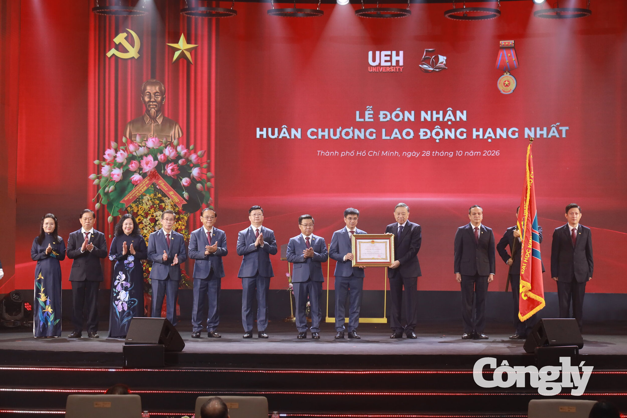 Tại buổi lễ, Tổng Bí thư, Chủ tịch nước Tô Lâm trực tiếp trao tặng Huân chương Lao động hạng Nhất cho tập thể UEH, ghi nhận những thành tích và đóng góp của nhà trường trong nửa thế kỷ xây dựng, phát triển. Đây là phần thưởng cao quý của Nhà nước ghi nhận những đóng góp của UEH trong đào tạo nguồn nhân lực, nghiên cứu khoa học và phục vụ phát triển kinh tế - xã hội đất nước.