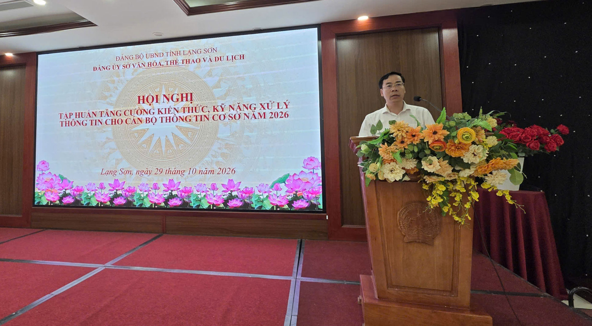 Đồng chí Dương Minh Tuệ, Phó Giám đốc Sở Văn hóa, Thể thao và Du lịch tỉnh Lạng Sơn, phát biểu khai mạc hội nghị. (Ảnh: Trương Hiếu)