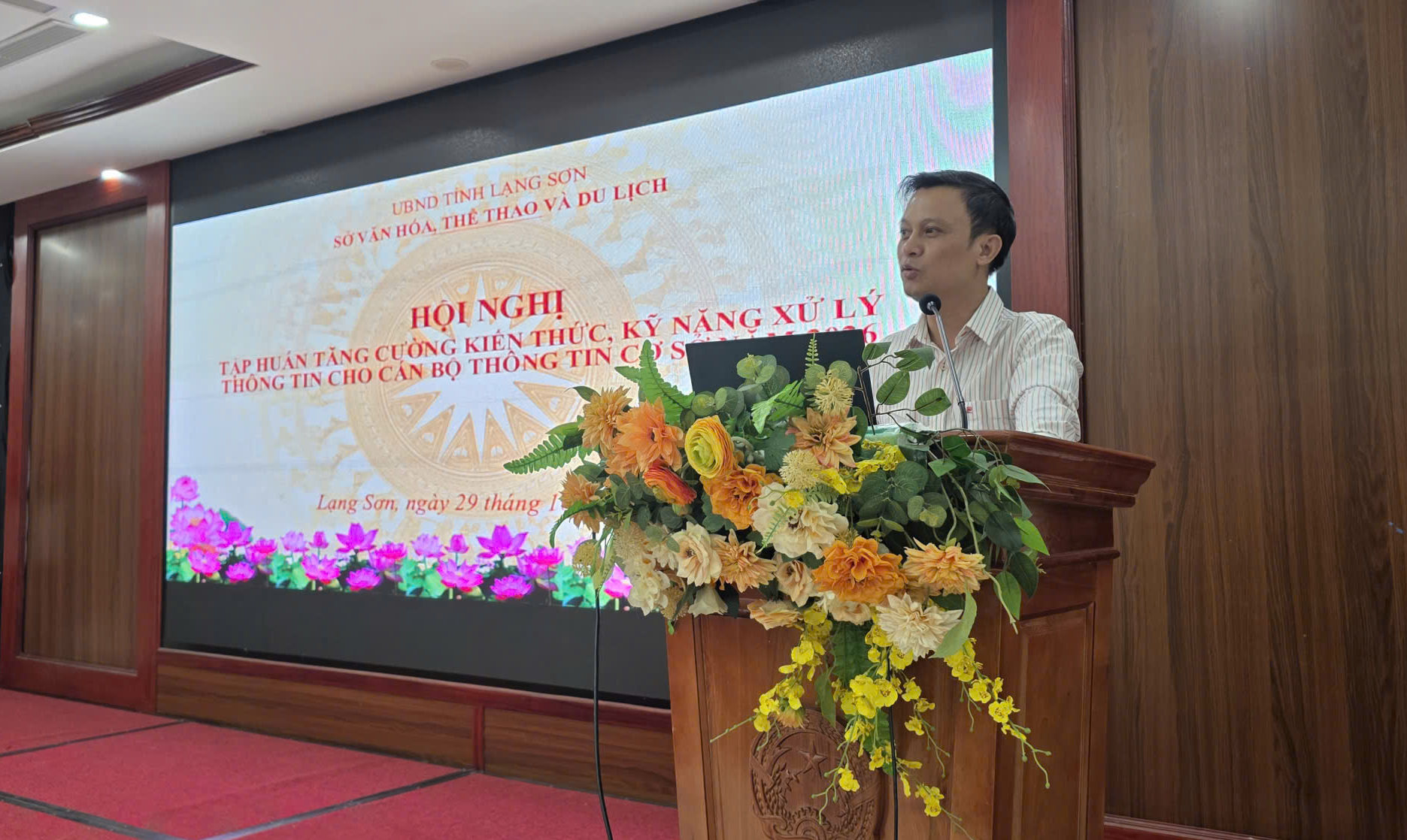 Thạc sĩ Phạm Quang Trực, Phó Giám đốc Trung tâm Sản xuất nội dung VTVCab, Đài Truyền hình Việt Nam, truyền đạt chuyên đề tại hội nghị tập huấn. (Ảnh: Trương Hiếu)