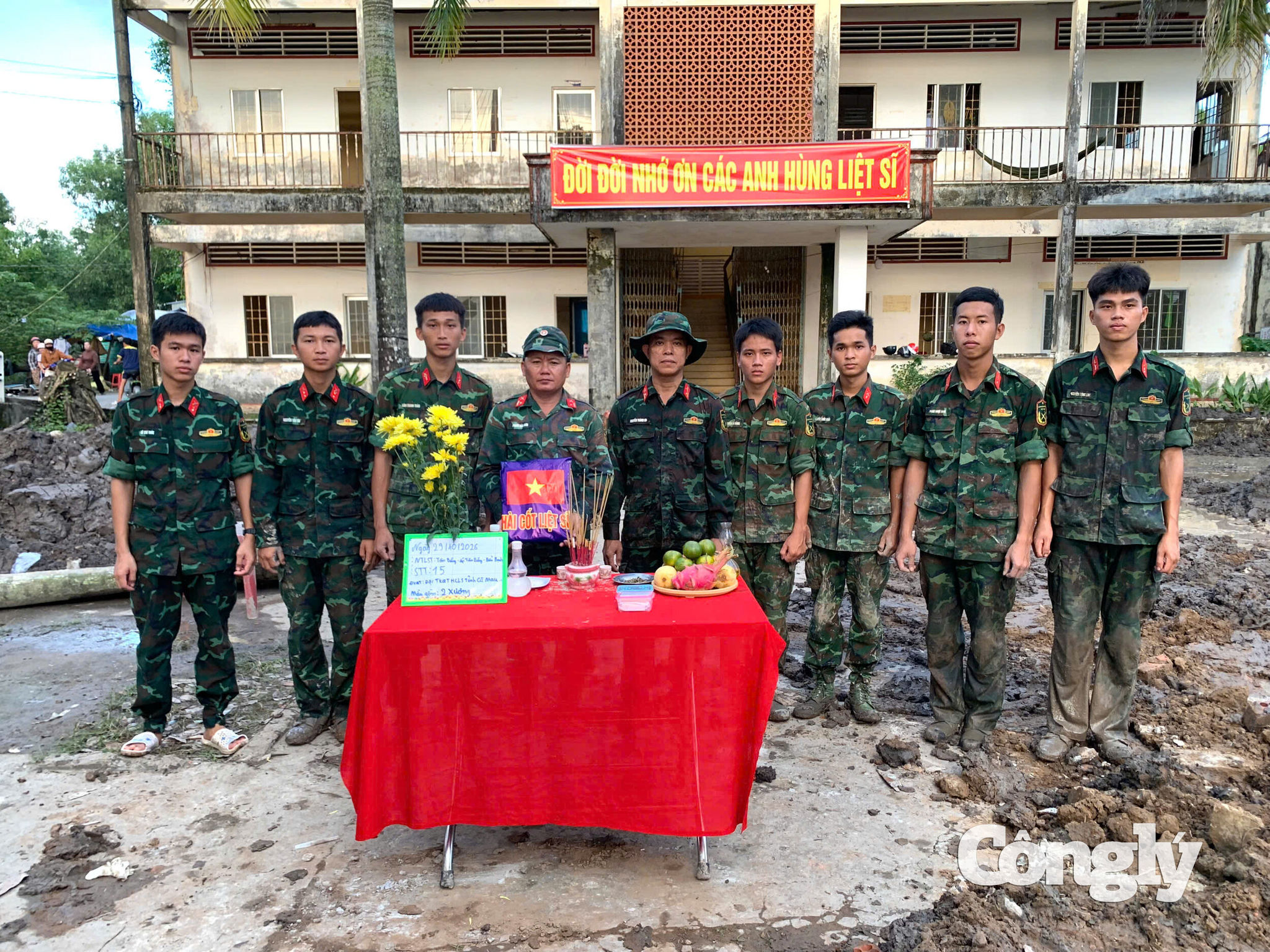 ực lượng chức năng và đại diện chính quyền địa phương thắp hương tri ân các anh hùng liệt sĩ tại khu vực quy tập.