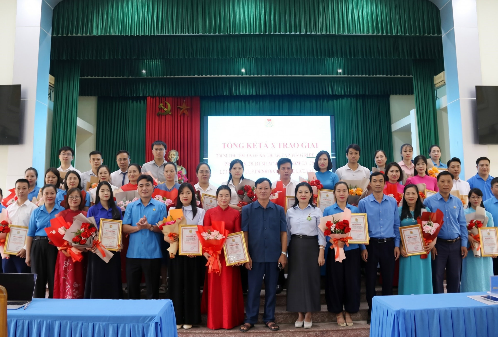 Các đại biểu với các tập thể, cá nhân đoạt giải.