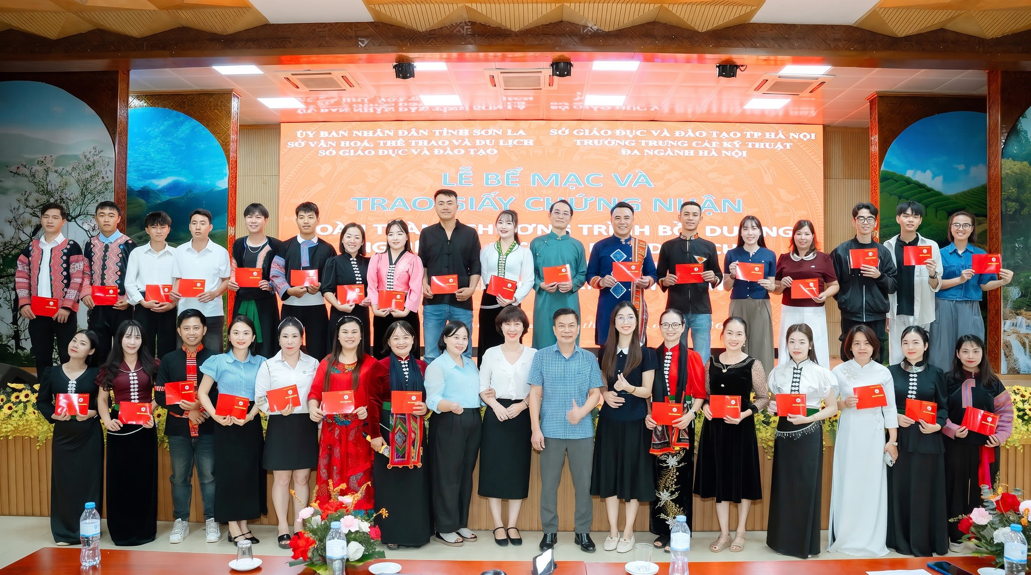 Các học viên nhận giấy chứng nhận - Sơn LA