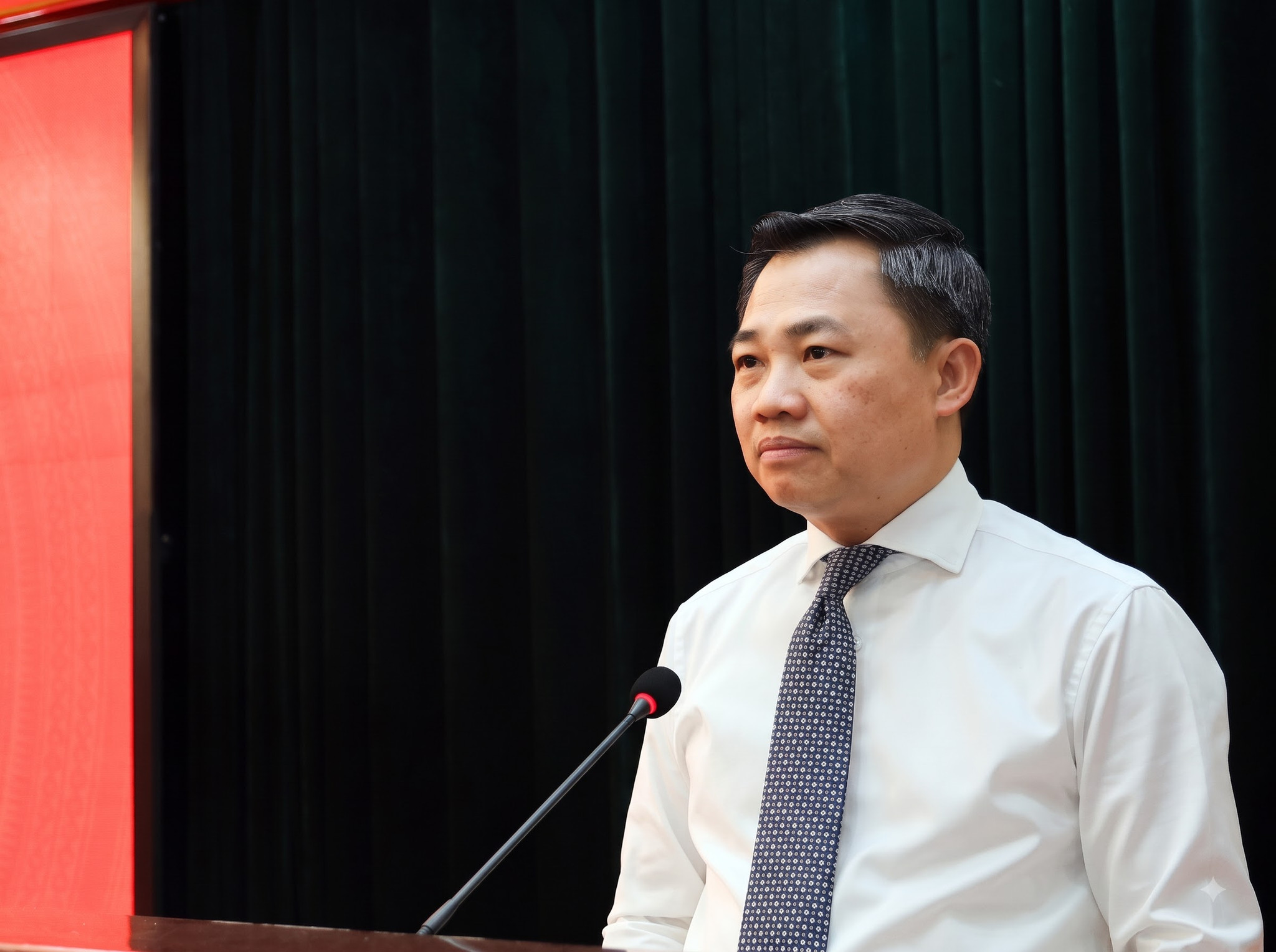 Đồng chí Nguyễn Đình Việt, Phó Bí thư Tỉnh ủy, Chủ tịch UBND tỉnh Sơn La, Chủ tịch Hội đồng Thi đua - Khen thưởng phát biểu tại hội nghị.