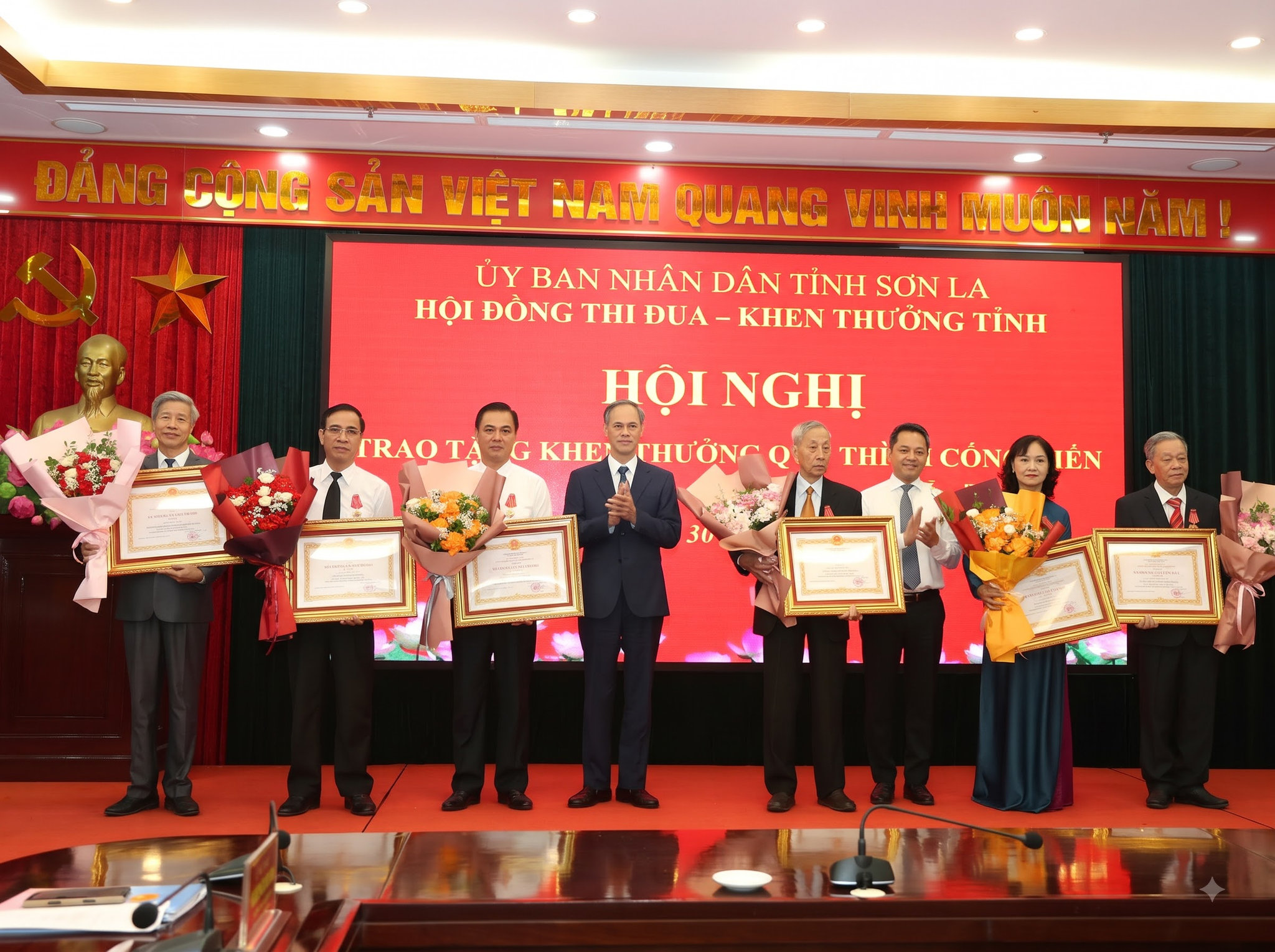 Lãnh đạo Ban Thi đua - Khen thưởng Trung ương và lãnh đạo tỉnh Sơn La trao Huân chương Lao động hạng Nhì cho các cá nhân.
