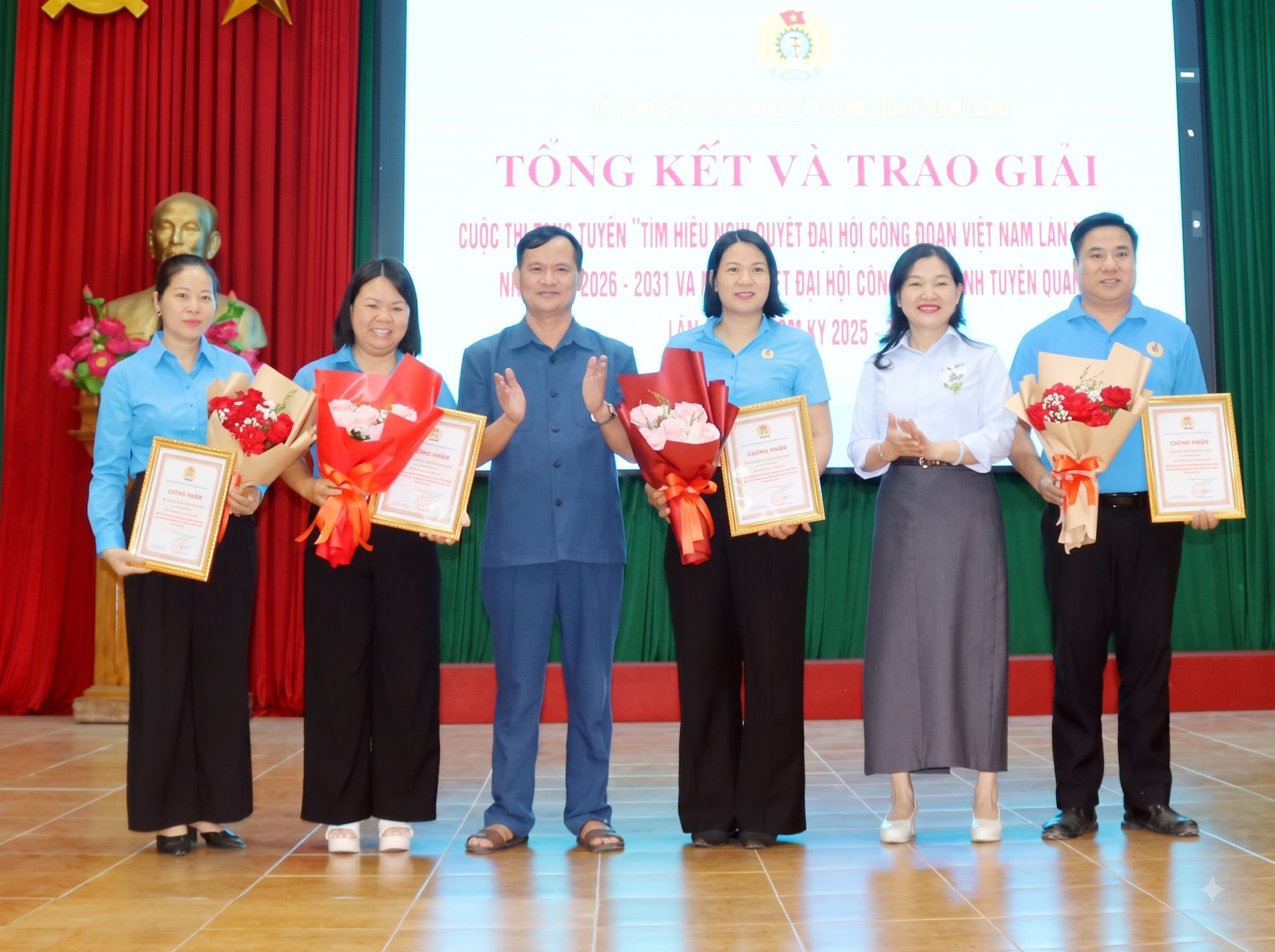 Lãnh đạo Ban Tuyên giáo Tỉnh ủy Tuyên Quang và Liên đoàn Lao động tỉnh trao giải cho các tập thể đoạt giải.