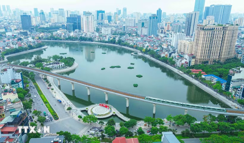 Tuyến đường sắt đô thị Cát Linh-Hà Đông được coi là xương sống giao thông công cộng, góp phần to lớn đưa Hà Nội bước vào kỷ nguyên đô thị văn minh, hiện đại. (Ảnh: TTXVN)