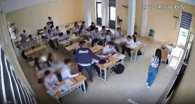 Camera ghi lại cảnh nam sinh đánh bạn trong giờ học. (Ảnh: Cắt từ video)