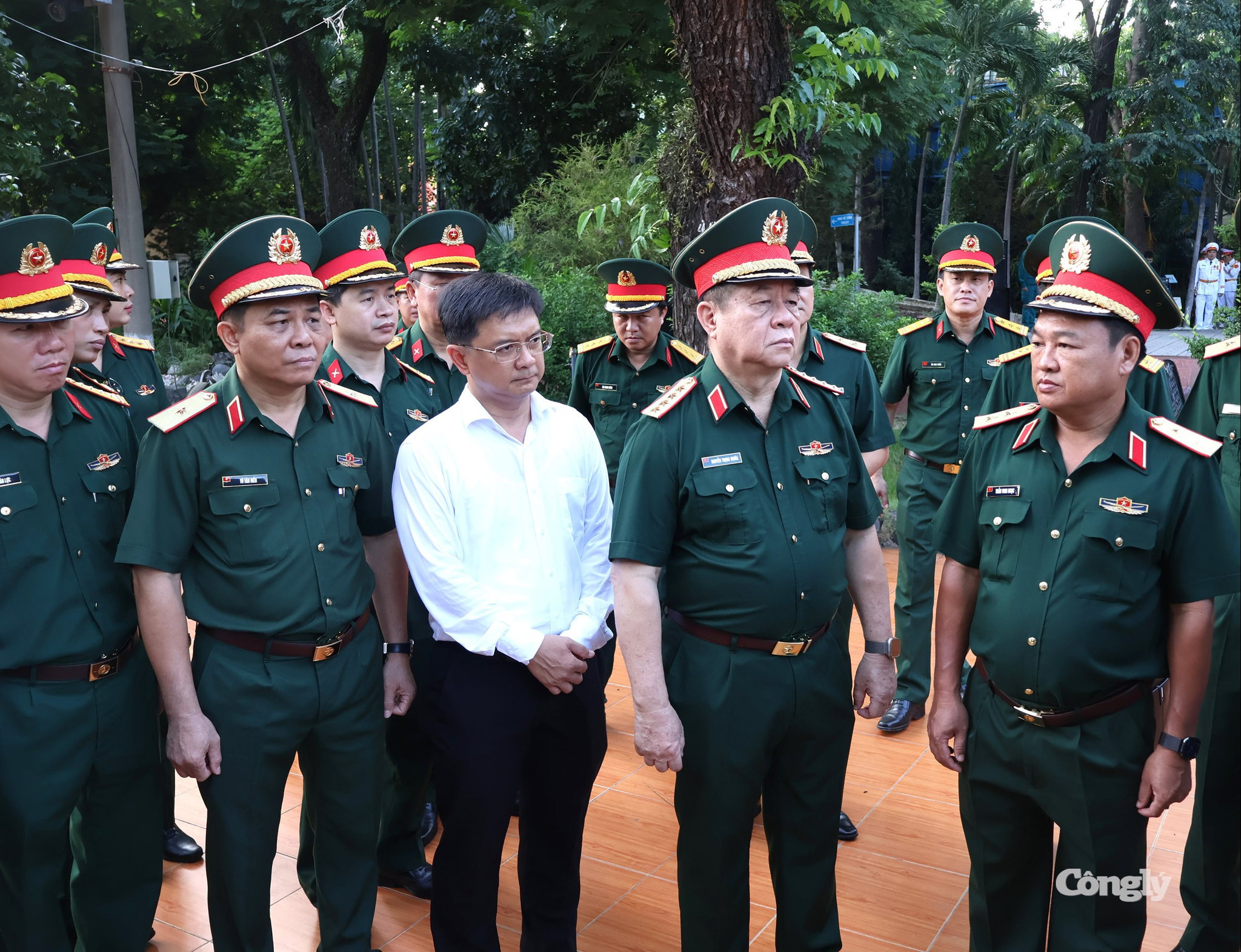Đại tướng Nguyễn Trọng Nghĩa, Ủy viên Bộ Chính trị, Bí thư Trung ương Đảng, Chủ nhiệm Tổng cục Chính trị Quân đội nhân dân Việt Nam dẫn đầu đoàn công tác. 