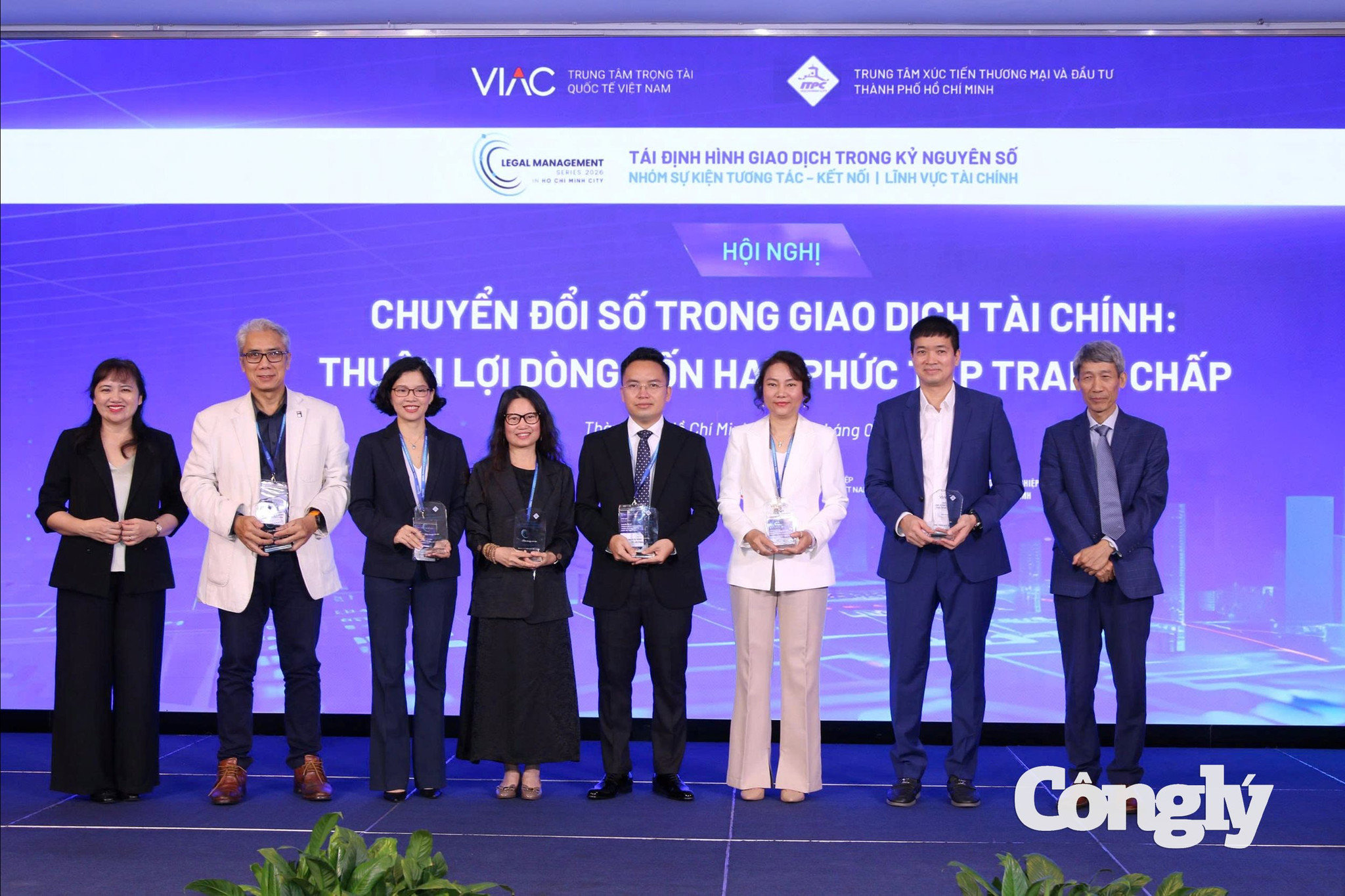Hội nghị “Chuyển đổi số trong giao dịch tài chính: Thuận lợi dòng vốn hay phức tạp tranh chấp”.