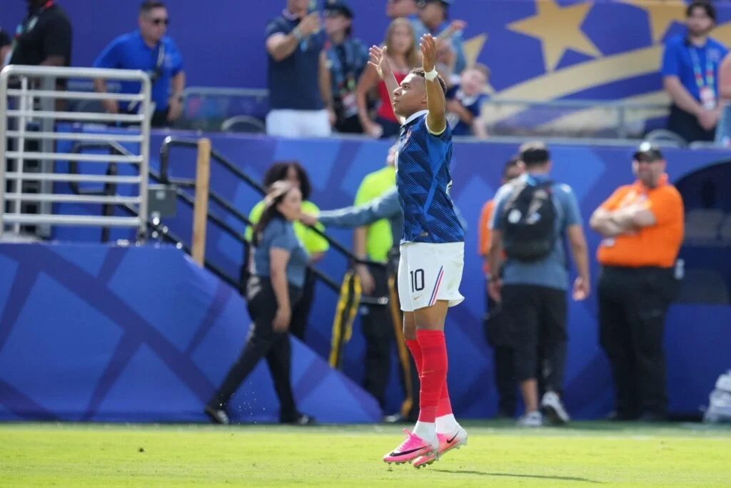 Kylian Mbappe trong màu áo đội tuyển Pháp