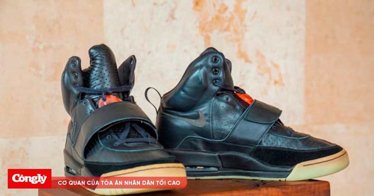 Giày sneaker của rapper Kanye West sẽ có giá kỷ lục trên 1 triệu USD