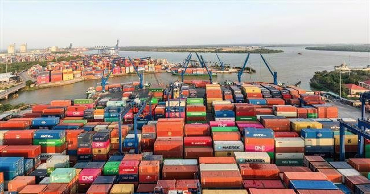 Hàng container qua cảng biển duy trì đà tăng trưởng 2 con số