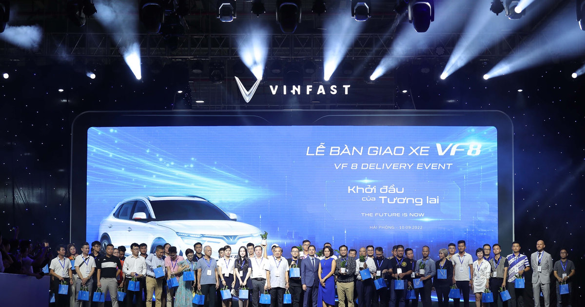 Vinfast bàn giao 100 ô tô điện VF 8 đầu tiên chuẩn bị xuất khẩu ra quốc tế