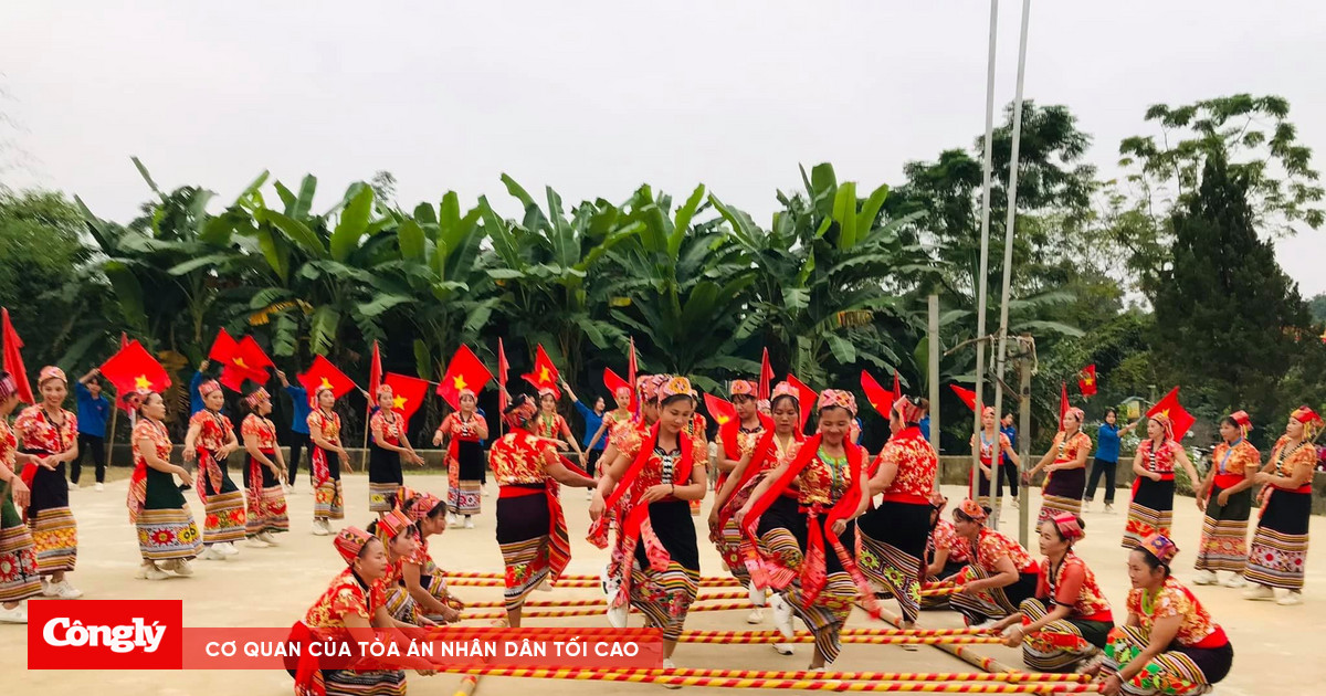 Bộ trang phục lỡ hẹn của Quỳnh Nga tại Miss Charm, so với Bánh Tráng thế  nào?