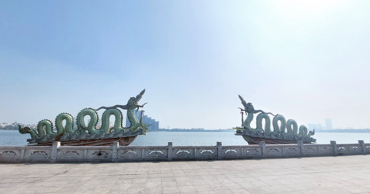 Độc đáo đôi rồng gốm sứ tại Hồ Tây