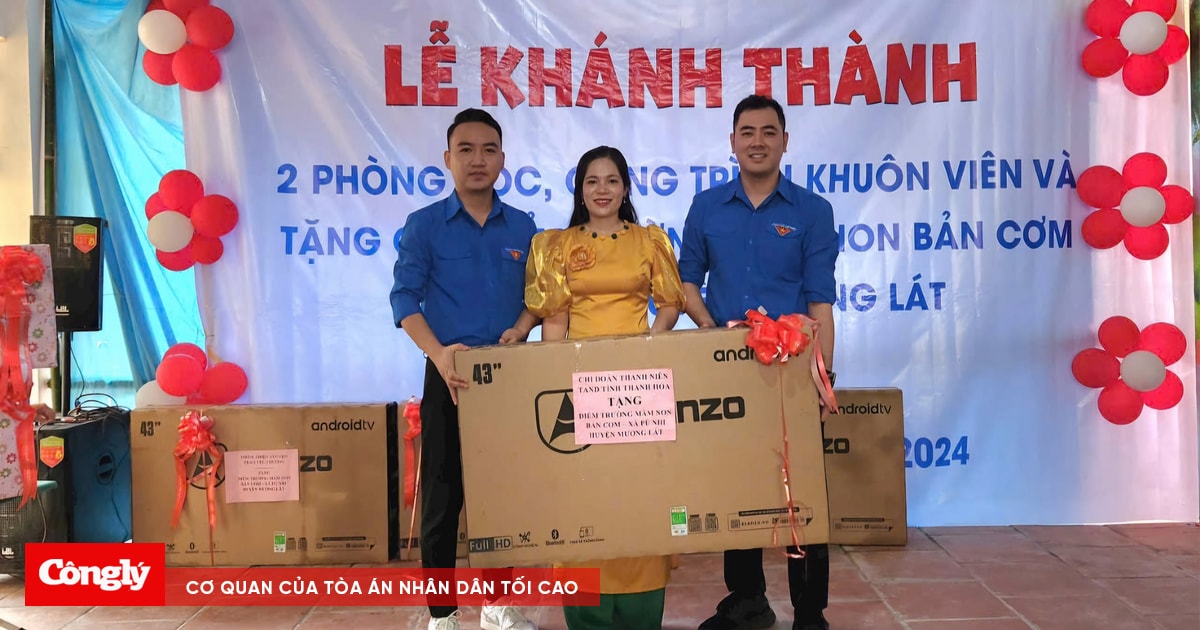 Chi đoàn Thanh niên TAND tỉnh Thanh Hóa tặng quà cho học sinh vùng cao