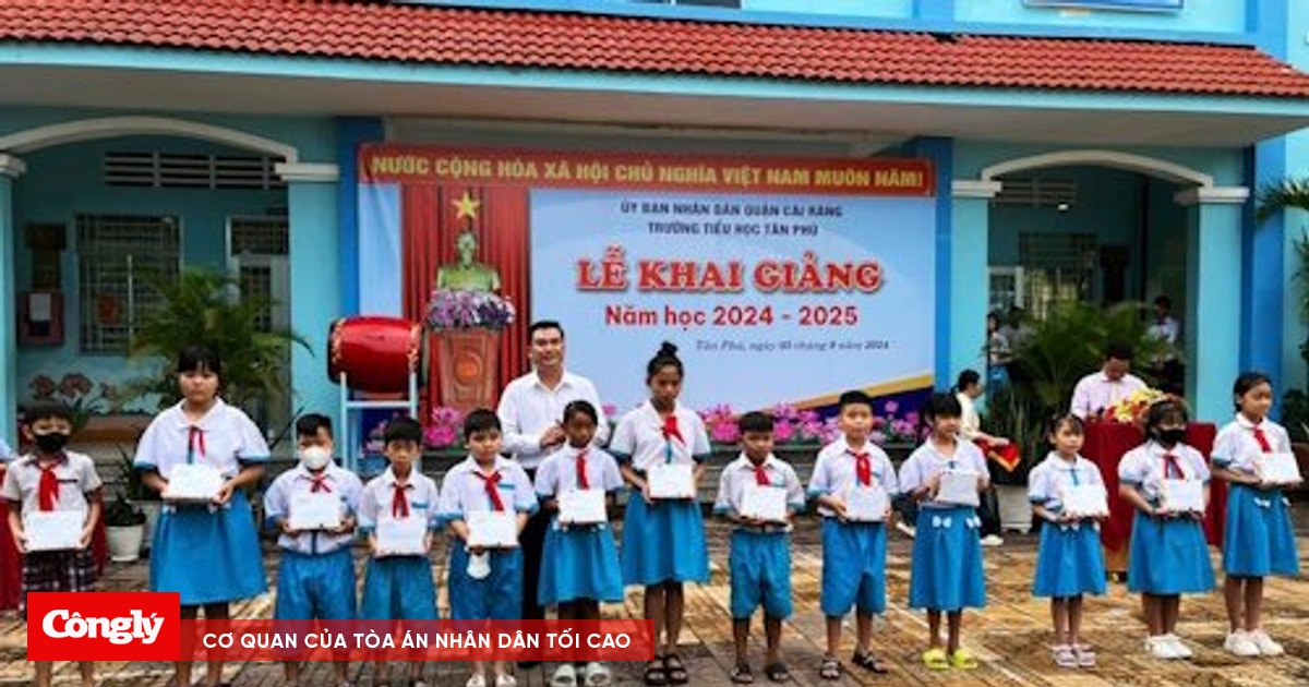 Tặng quà cho học sinh có hoàn cảnh khó khăn nhân ngày khai trường