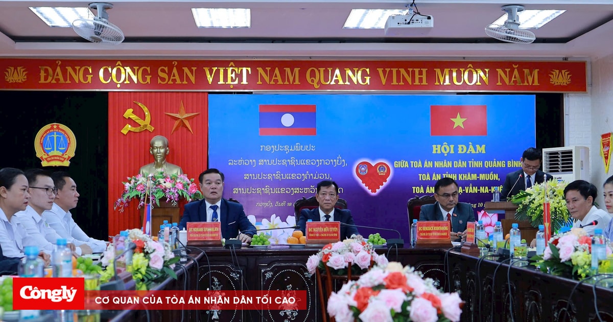 Hội đàm và ký bản ghi nhớ giữa TAND tỉnh Quảng Bình và hai tỉnh của Lào