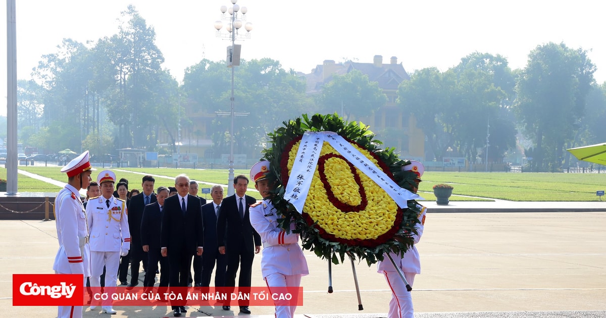 Chánh án TANDTC Trung Quốc Trương Quân vào Lăng viếng Chủ tịch Hồ Chí Minh