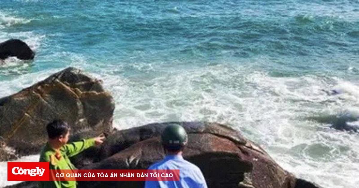 Hai phụ nữ chết và mất tích khi cạo rong mức trên biển