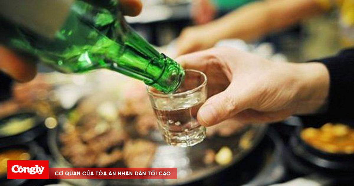 Ai xử phạt người ép người khác uống rượu, bia?