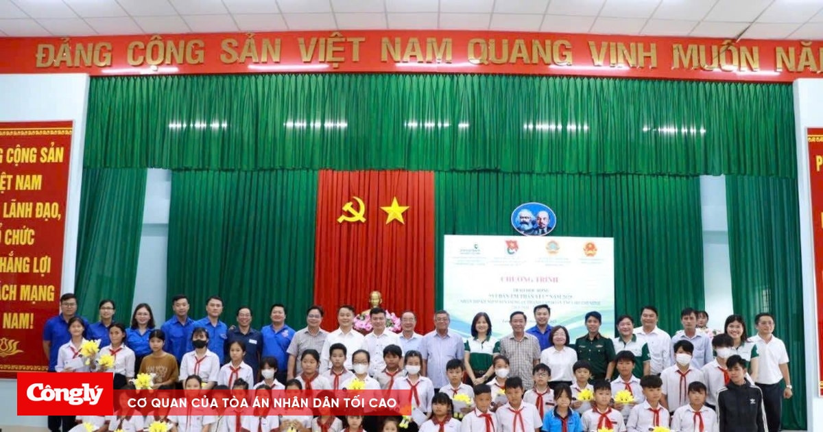 Chi đoàn TAND TP. Thủ Đức trao học bổng tại tỉnh Long An