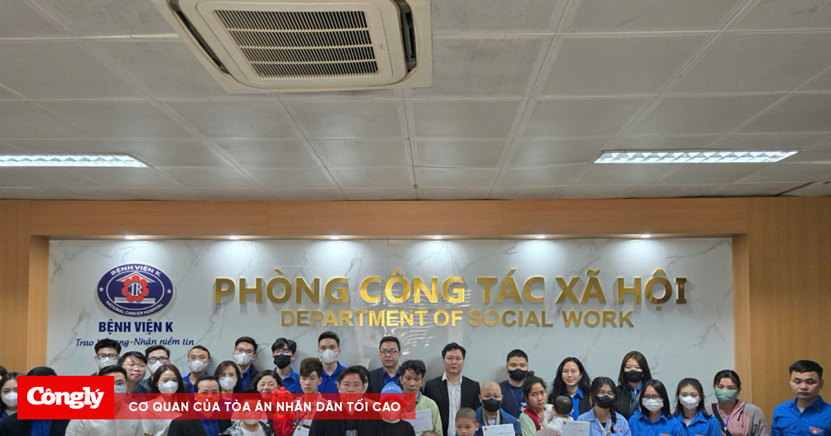 Dâng hương, tặng quà nhân Kỷ niệm ngày thành lập Đoàn