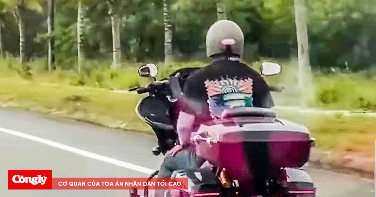 Buông cả hai tay khi điều khiển xe máy sẽ bị tịch thu phương tiện