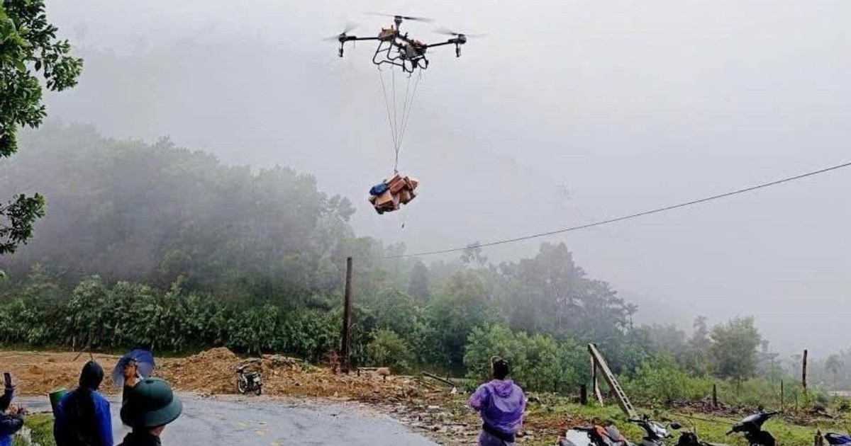 Flycam đưa hàng cứu trợ đến với người dân Trà Tân
