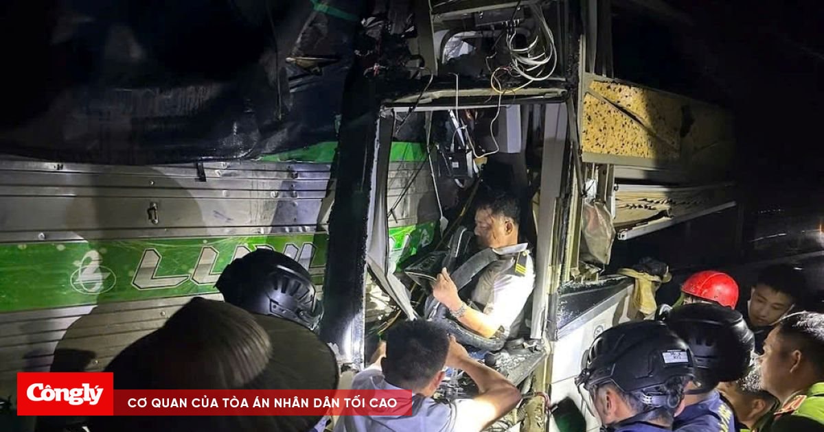 Cứu hộ 2 tài xế mắc kẹt trong ca bin sau tai nạn trên cao tốc