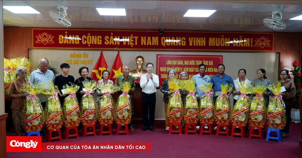 Chánh án Tòa án nhân dân tối cao Nguyễn Văn Quảng tặng quà gia đình chính sách tại tỉnh Cà Mau