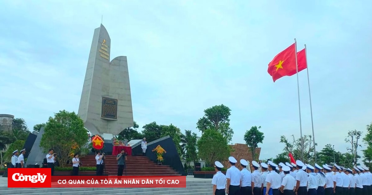 Bộ Tư lệnh Quân khu 3 và Quân chủng Hải quân dâng hương tưởng niệm các Anh hùng liệt sĩ