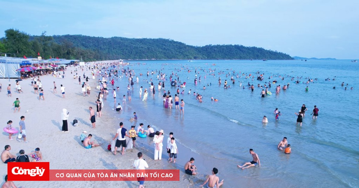 Cận cảnh biển đảo hút khách, bãi tắm đông nghịt ở Quảng Ninh