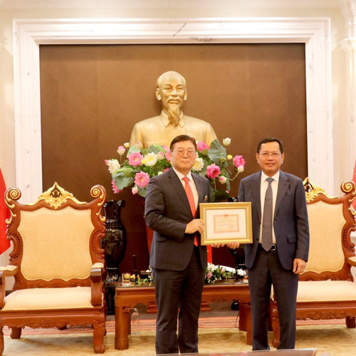 Trao tặng Kỷ niệm chương Vì sự nghiệp Tòa án cho Giám đốc Quốc gia Văn phòng KOICA tại Việt Nam