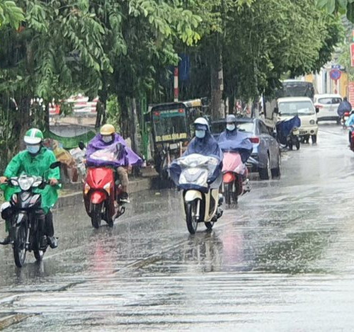 Bắc Bộ chiều tối mưa dông, Trung Bộ nắng nóng gay gắt