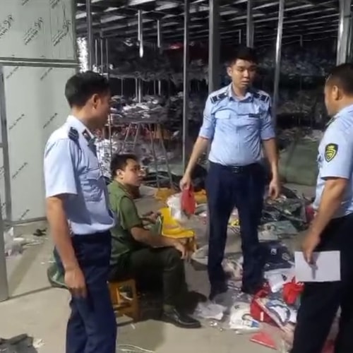 Tạm giữ gần 4.000 bộ quần áo nghi giả mạo một số nhãn hiệu nổi tiếng