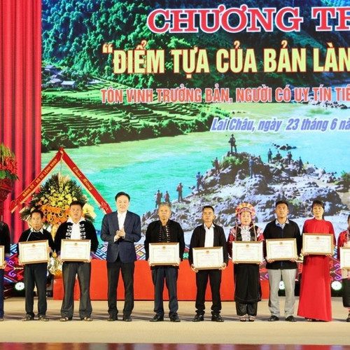 Lai Châu tôn vinh, tri ân trưởng bản, người có uy tín tiêu biểu