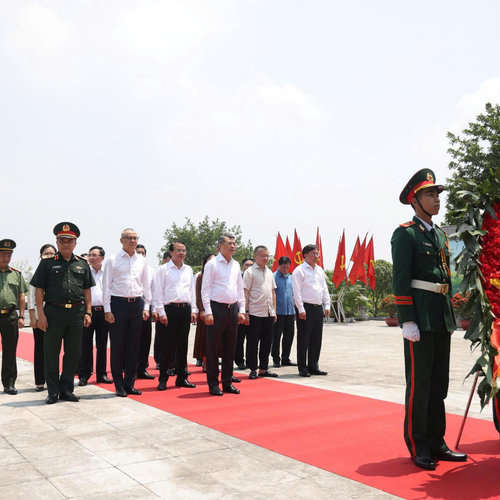 Thủ tướng dâng hương tưởng niệm các Anh hùng liệt sĩ tại Phú Thọ