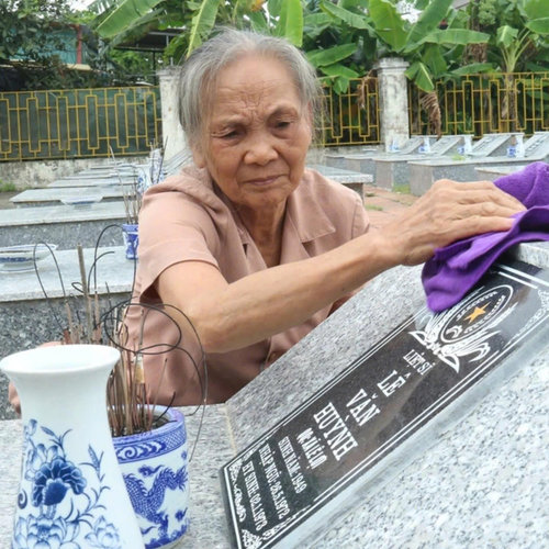 Những mối tình thủy chung viết bằng lòng yêu nước