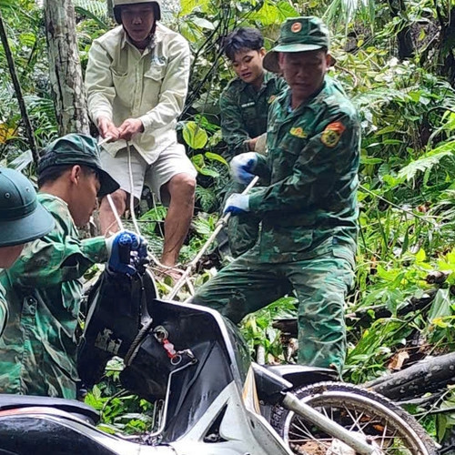 Bộ đội Biên phòng Lai Châu hỗ trợ công nhân gặp nạn tìm lại tài sản