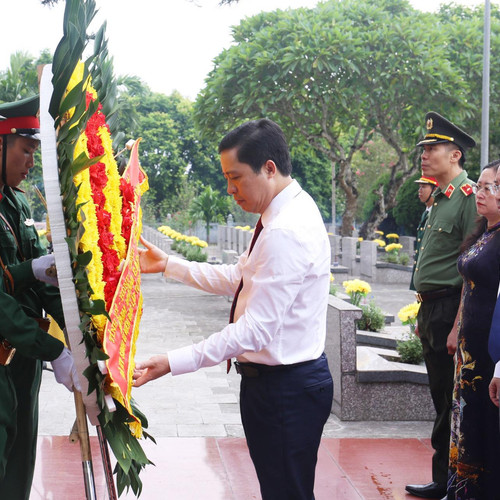 Lào Cai dâng hương tưởng niệm Bác Hồ và viếng các Anh hùng liệt sĩ