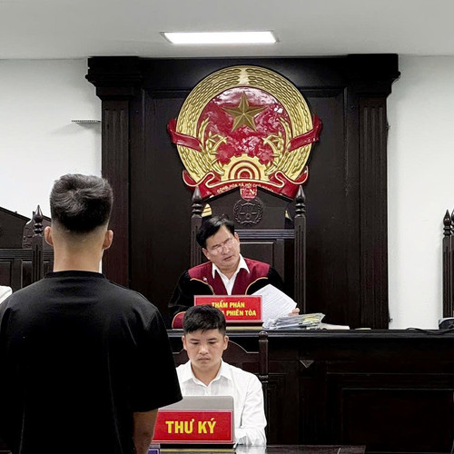 Radio pháp đình: Lưỡi dao rơi giữa khoảng trời 18